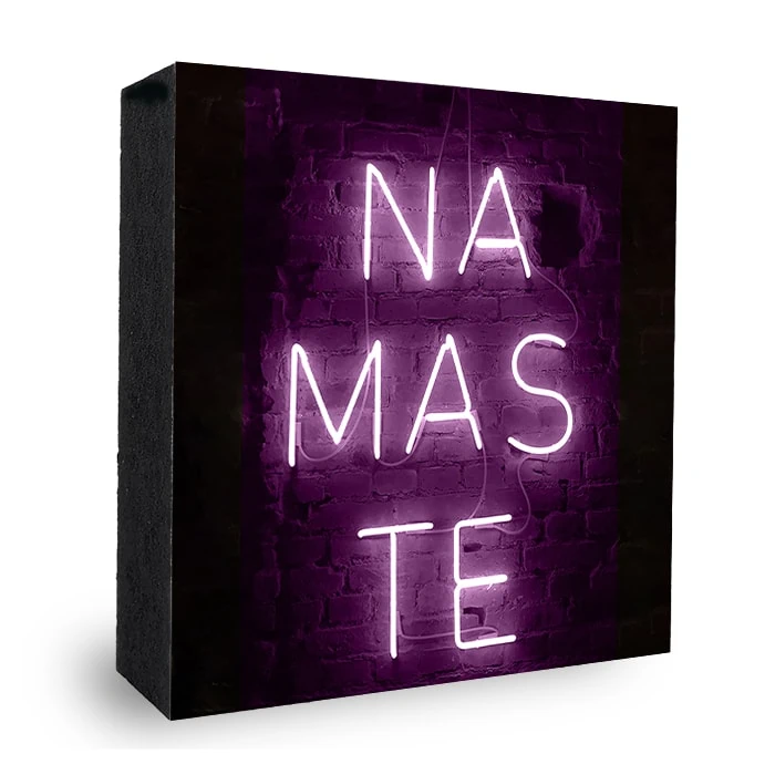 Namaste Neon Bild auf Holz