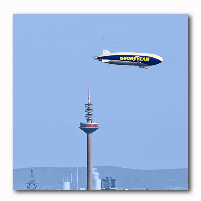 Good Year im Anflug Zeppelin Frankfurt Fernsehturm