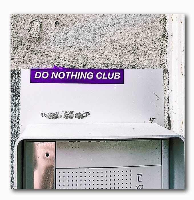 Do nothing Club Bild auf Holzblock