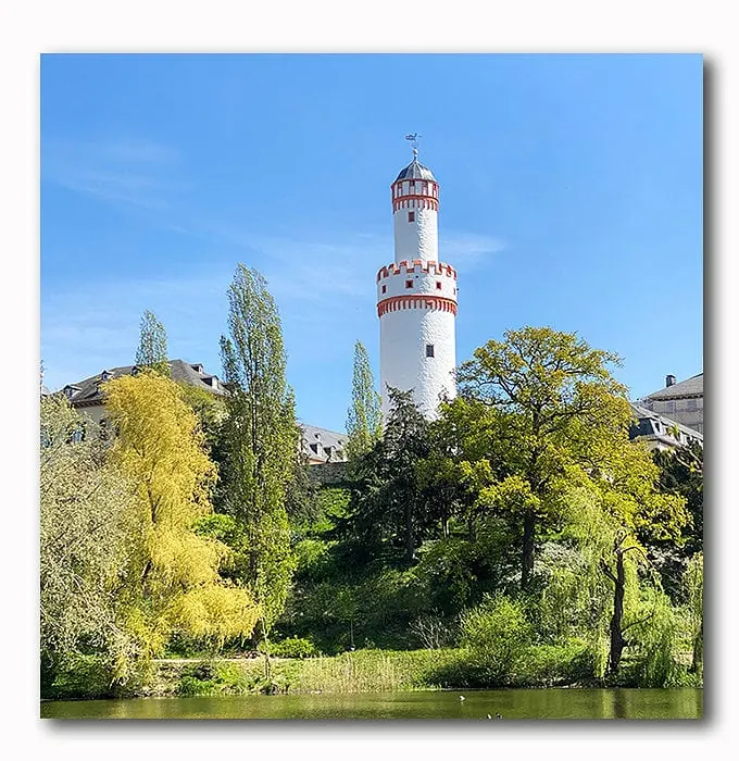 Bad Homburger Schlossturm mit Teich