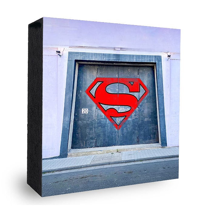 Superman Graffiti auf Tor - Bild auf Holz