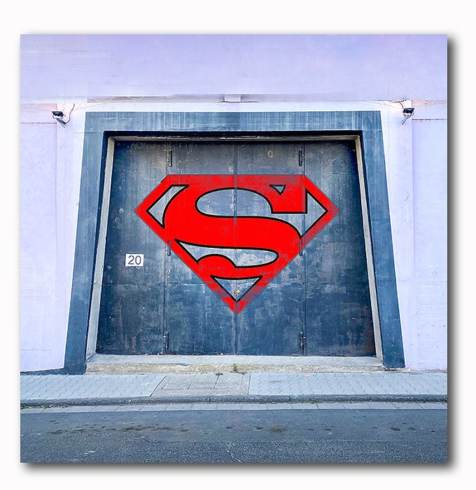 Superman Graffiti auf Tor - Bild auf Holz