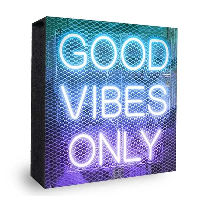 Good Vibes Neon blau-lila-Bild auf Holz
