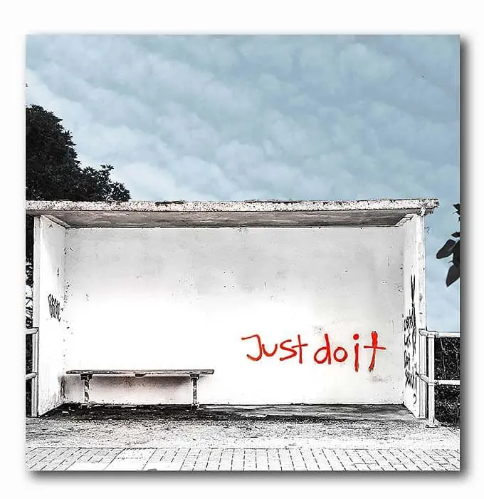Just do it Graffiti an Bushaltestelle-blauer Himmel